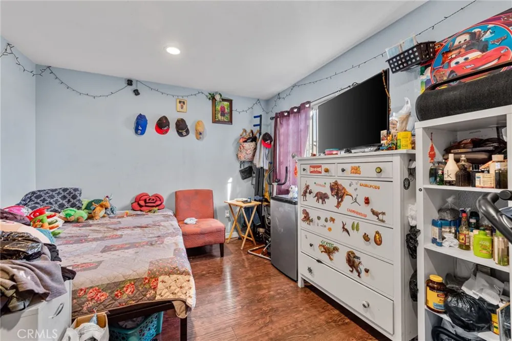 879 E 40th Place Los Angeles, CA 90011