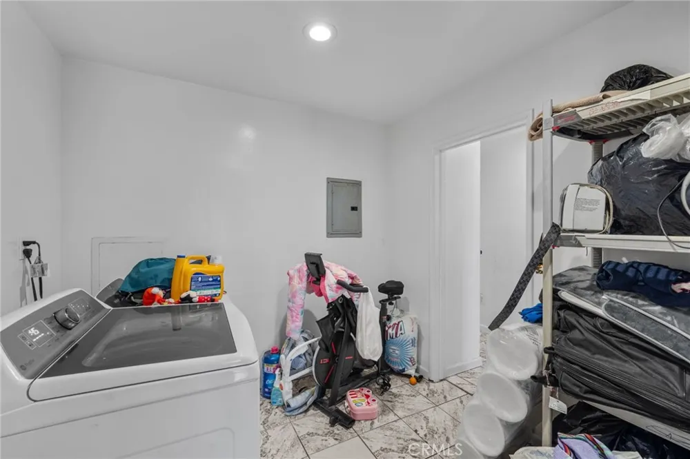 879 E 40th Place Los Angeles, CA 90011