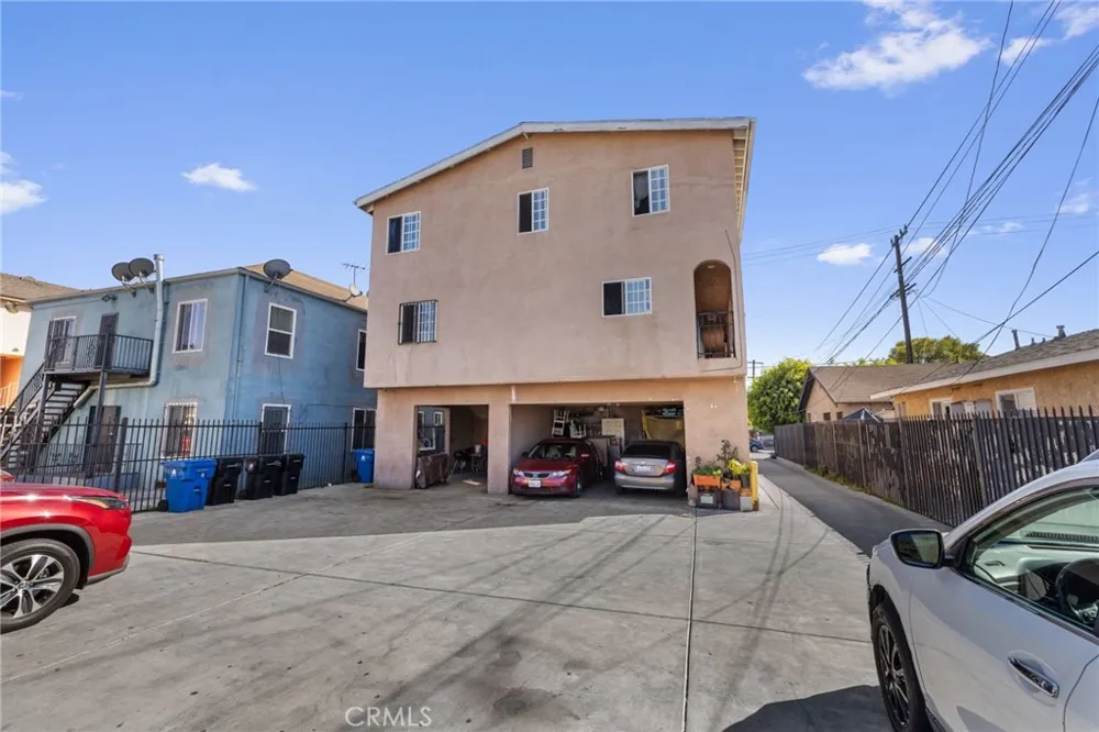 879 E 40th Place Los Angeles, CA 90011