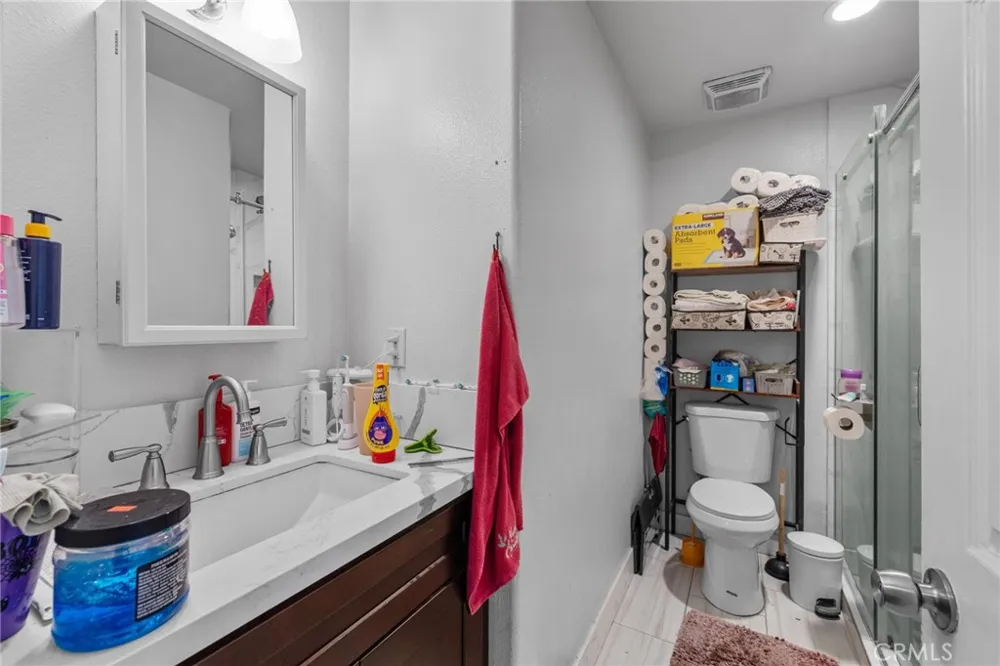 879 E 40th Place Los Angeles, CA 90011