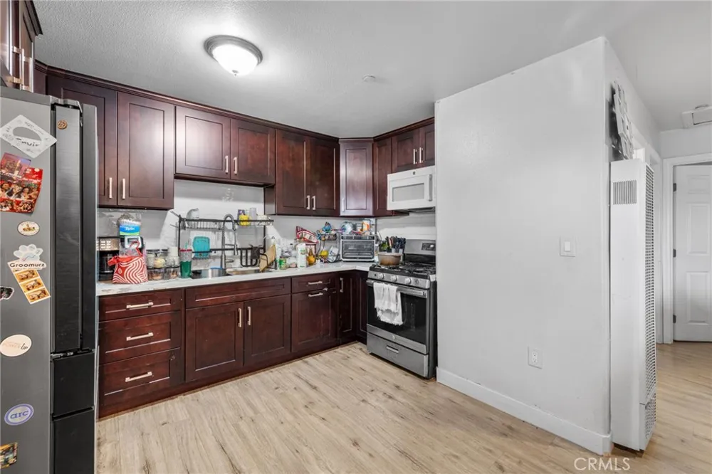 879 E 40th Place Los Angeles, CA 90011