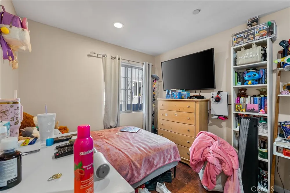879 E 40th Place Los Angeles, CA 90011