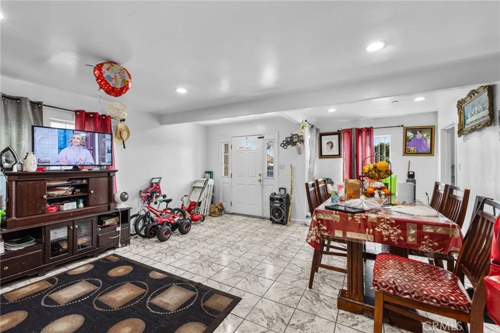 879 E 40th Place Los Angeles, CA 90011