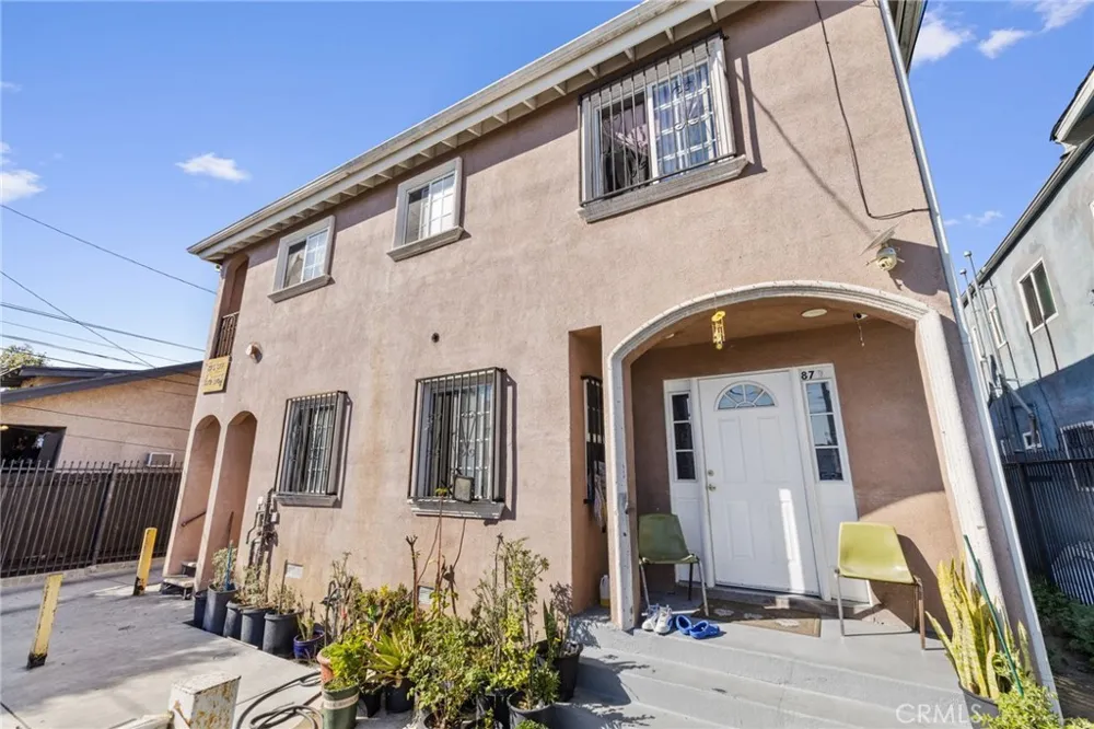 879 E 40th Place Los Angeles, CA 90011