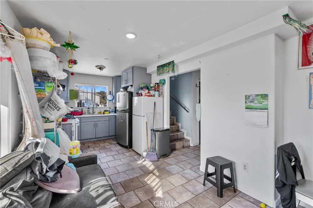879 E 40th Place Los Angeles, CA 90011