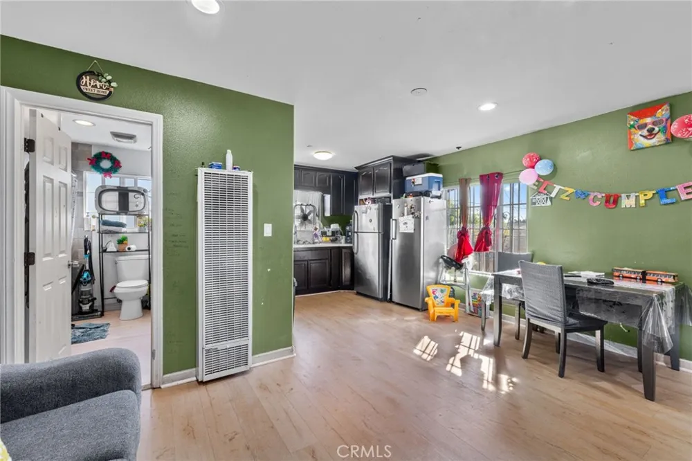 879 E 40th Place Los Angeles, CA 90011