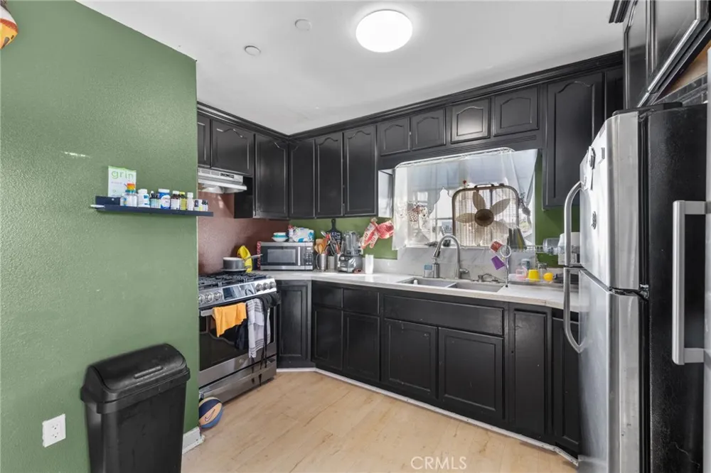879 E 40th Place Los Angeles, CA 90011