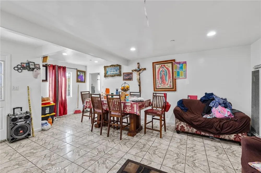 879 E 40th Place Los Angeles, CA 90011
