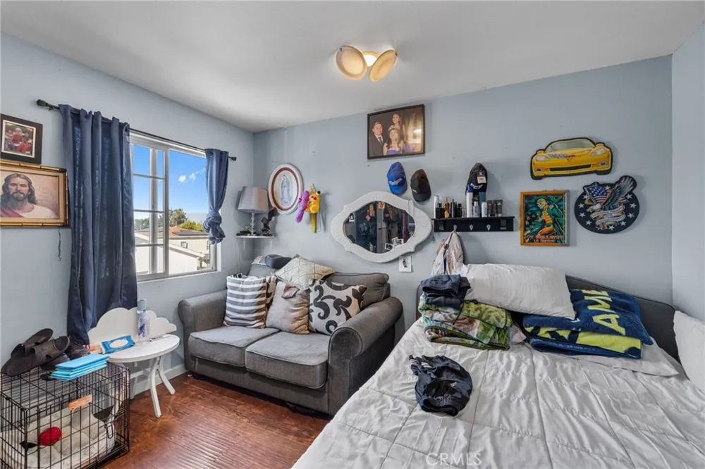 879 E 40th Place Los Angeles, CA 90011