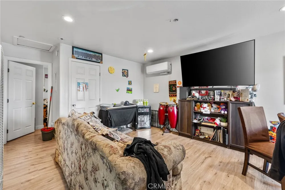 879 E 40th Place Los Angeles, CA 90011