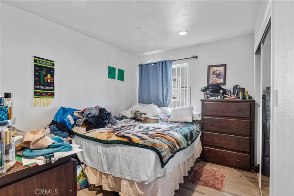 879 E 40th Place Los Angeles, CA 90011