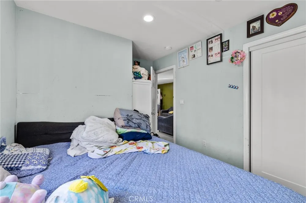 879 E 40th Place Los Angeles, CA 90011