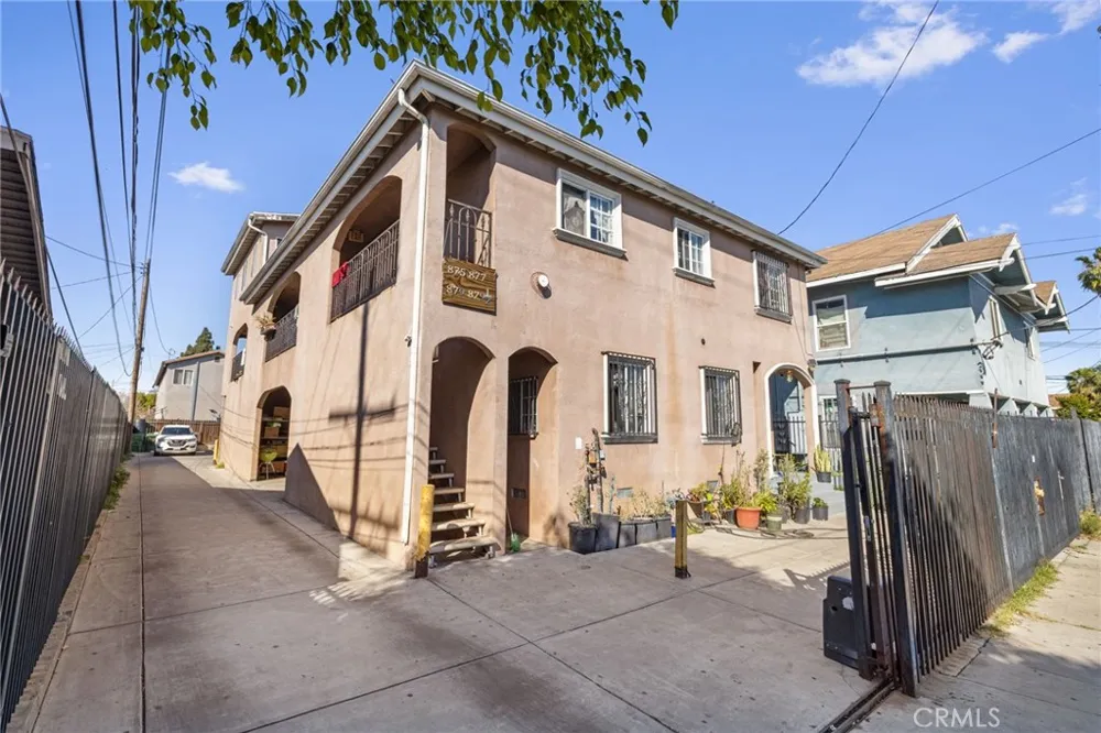 879 E 40th Place Los Angeles, CA 90011