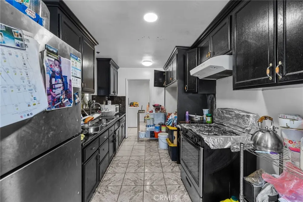 879 E 40th Place Los Angeles, CA 90011