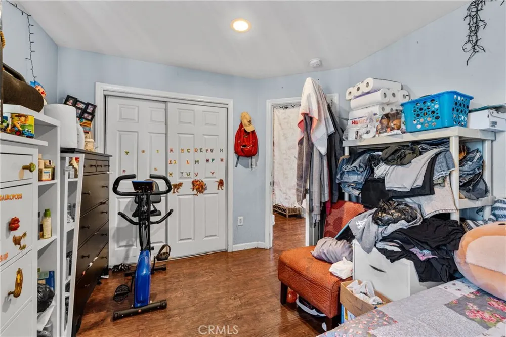 879 E 40th Place Los Angeles, CA 90011