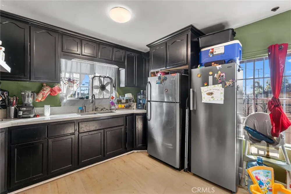 879 E 40th Place Los Angeles, CA 90011