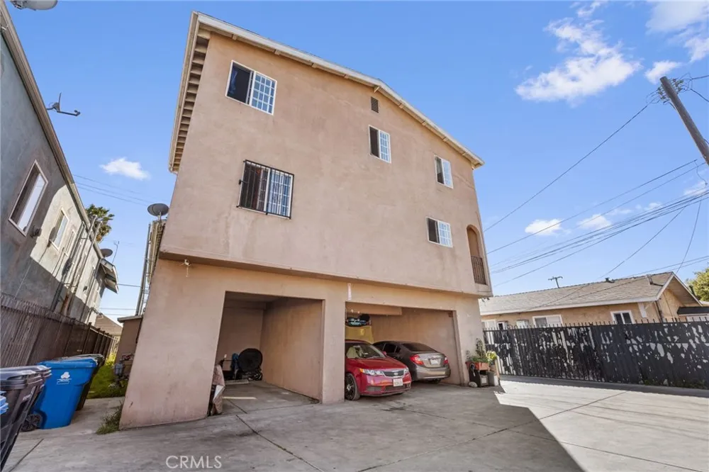 879 E 40th Place Los Angeles, CA 90011