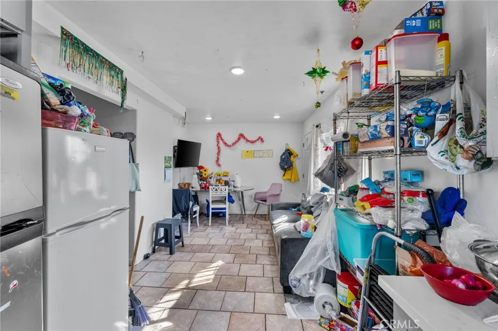 879 E 40th Place Los Angeles, CA 90011