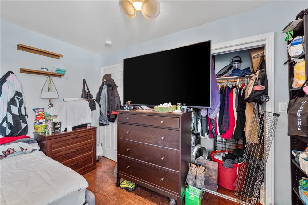 879 E 40th Place Los Angeles, CA 90011