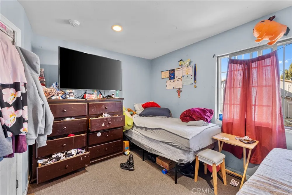 879 E 40th Place Los Angeles, CA 90011
