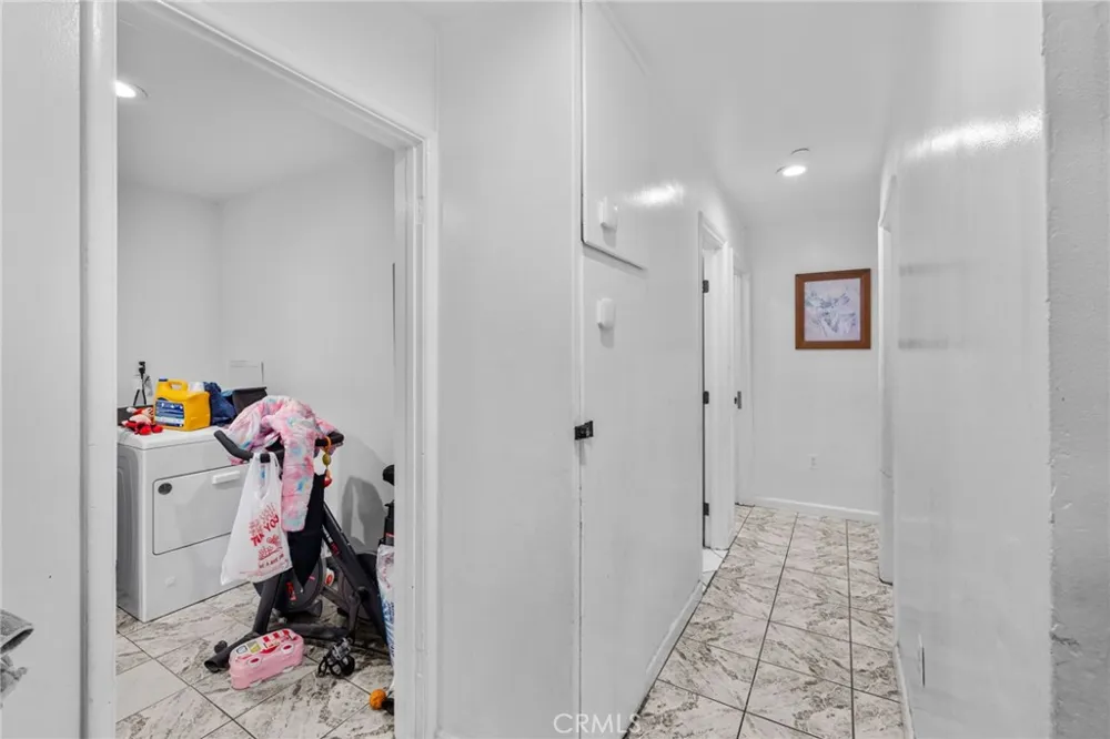 879 E 40th Place Los Angeles, CA 90011