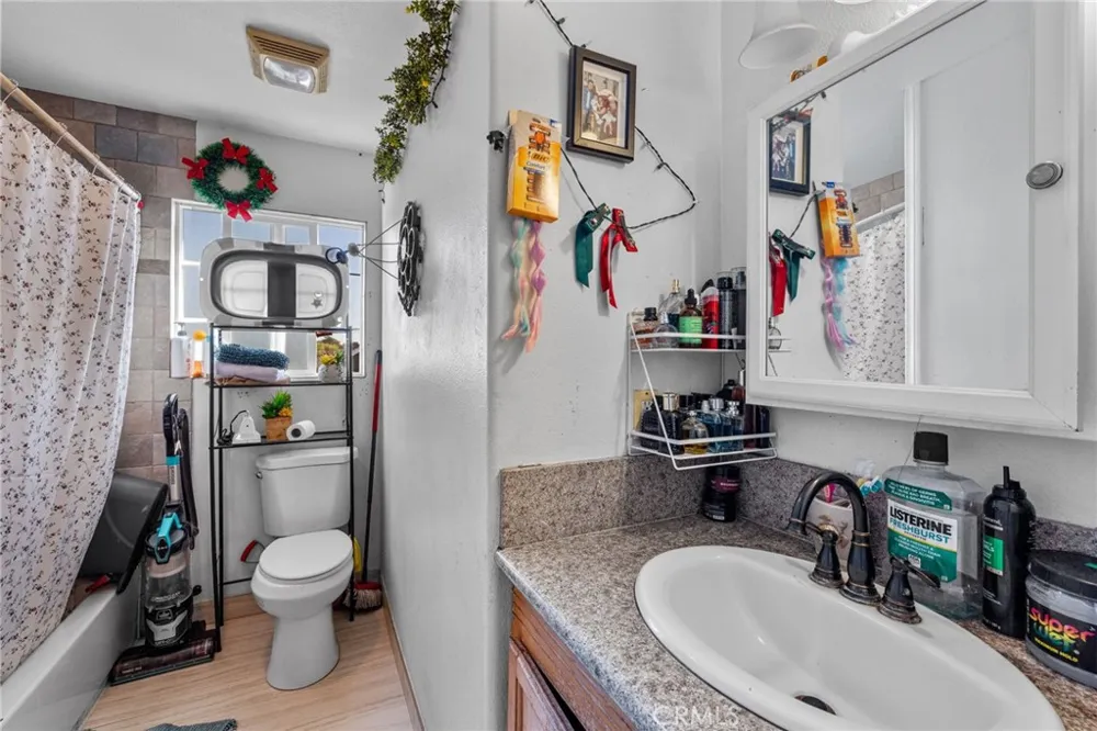 879 E 40th Place Los Angeles, CA 90011