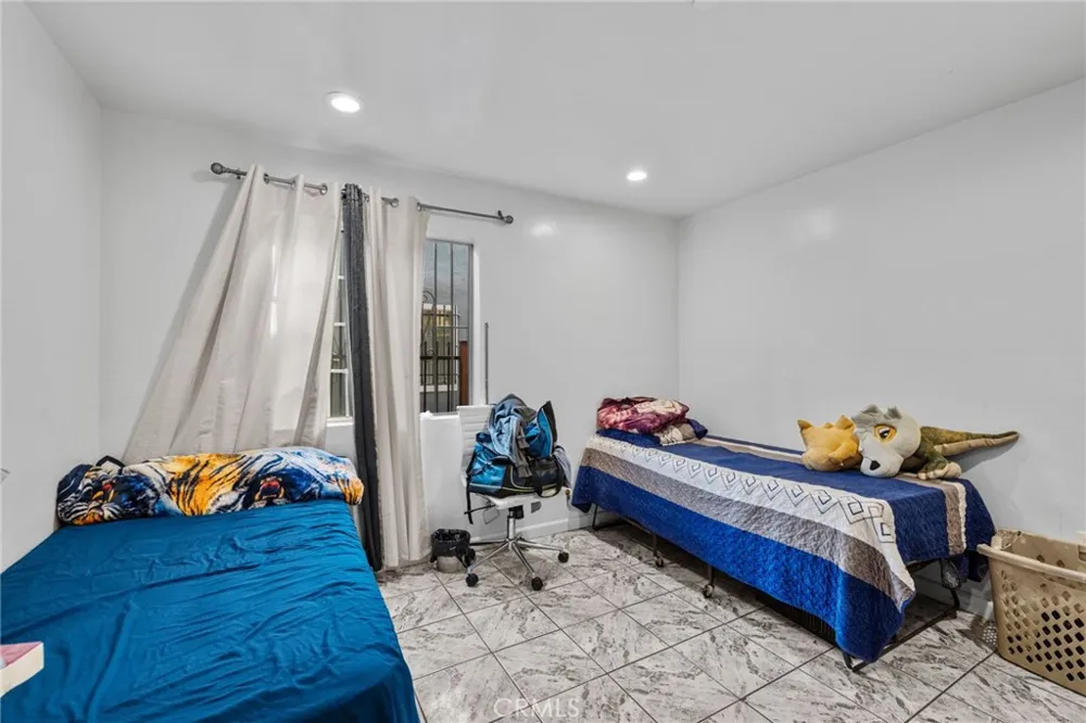 879 E 40th Place Los Angeles, CA 90011