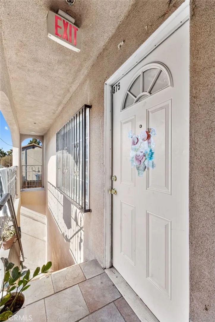 879 E 40th Place Los Angeles, CA 90011