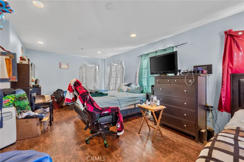 879 E 40th Place Los Angeles, CA 90011