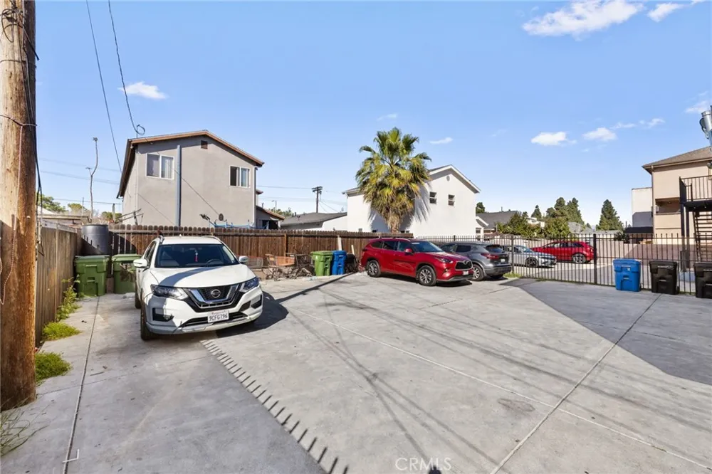 879 E 40th Place Los Angeles, CA 90011
