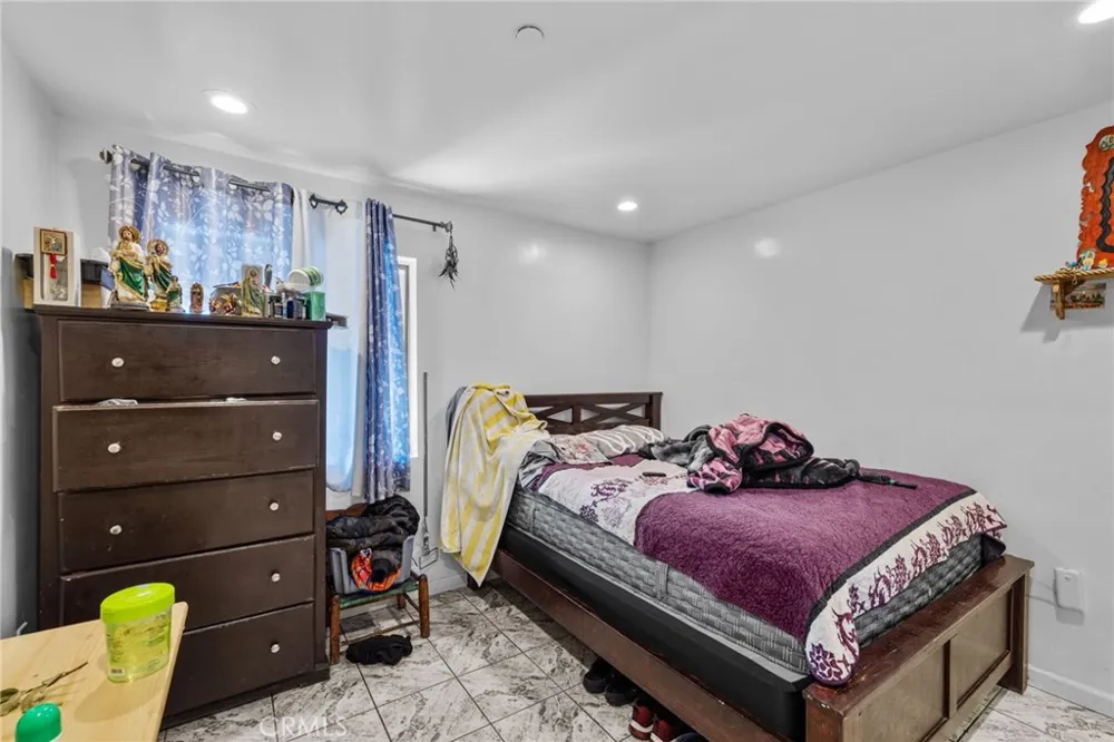 879 E 40th Place Los Angeles, CA 90011