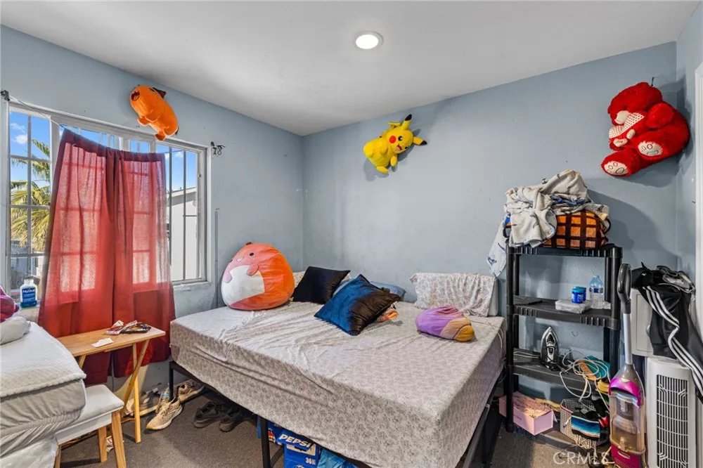 879 E 40th Place Los Angeles, CA 90011