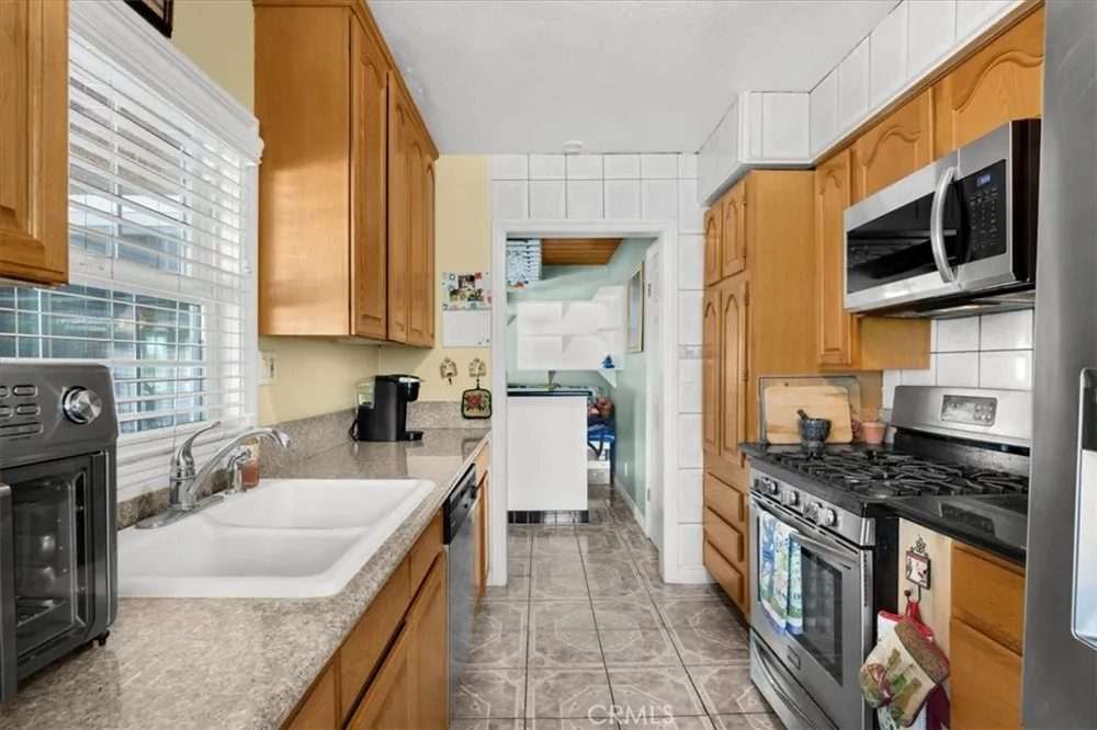 2183 Sinclair Pomona, CA 91767
