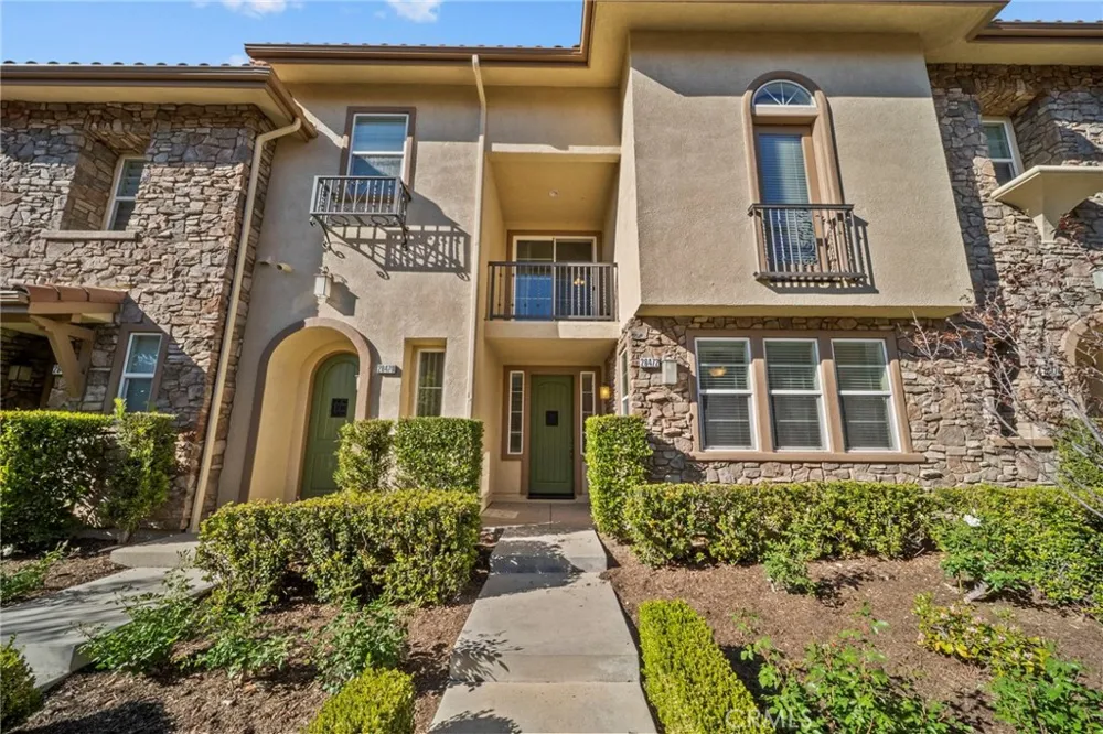 28472 Herrera Valencia, CA 91354