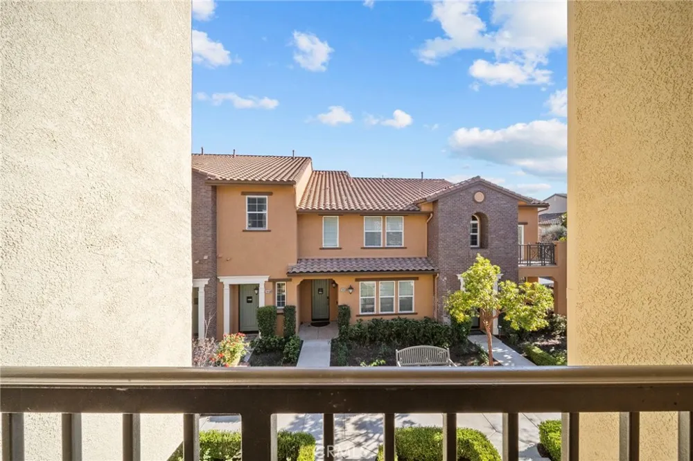 28472 Herrera Valencia, CA 91354