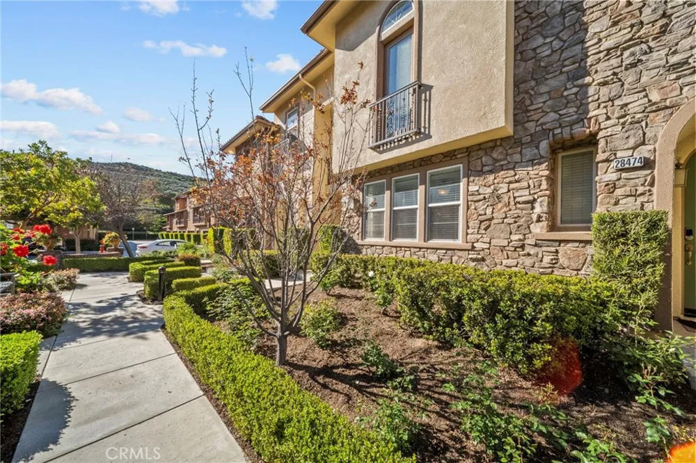 28472 Herrera Valencia, CA 91354
