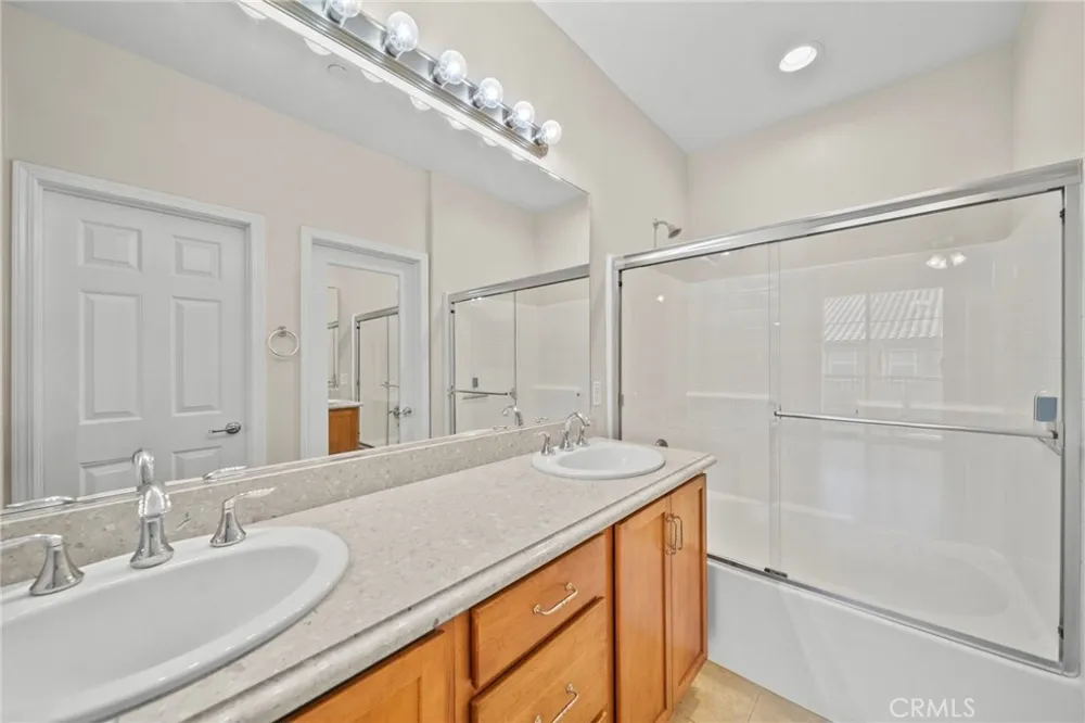 28472 Herrera Valencia, CA 91354