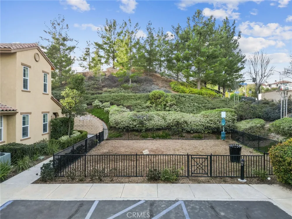 28472 Herrera Valencia, CA 91354