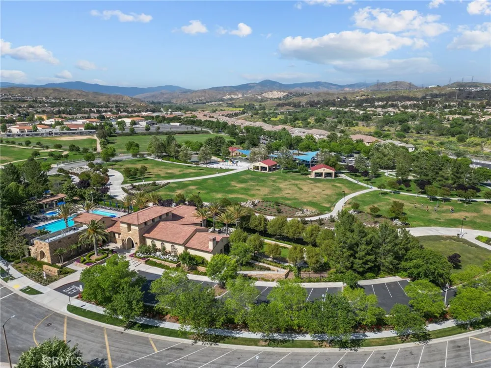 28472 Herrera Valencia, CA 91354