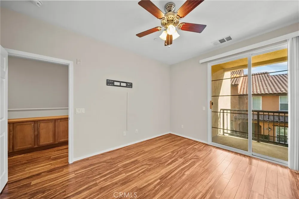 28472 Herrera Valencia, CA 91354