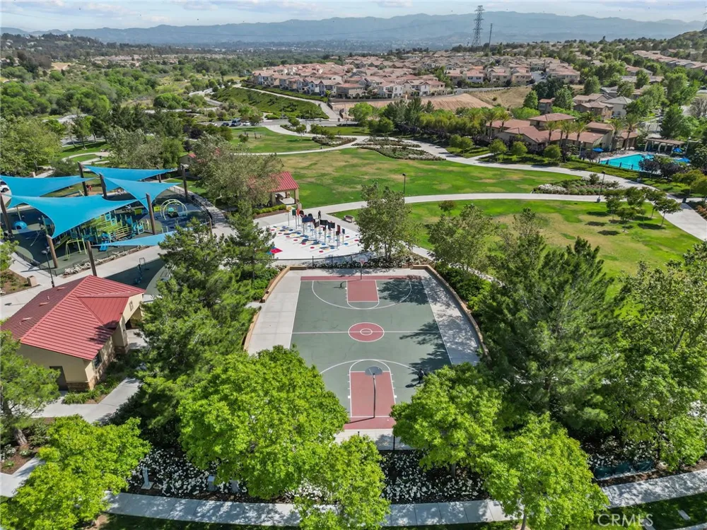 28472 Herrera Valencia, CA 91354