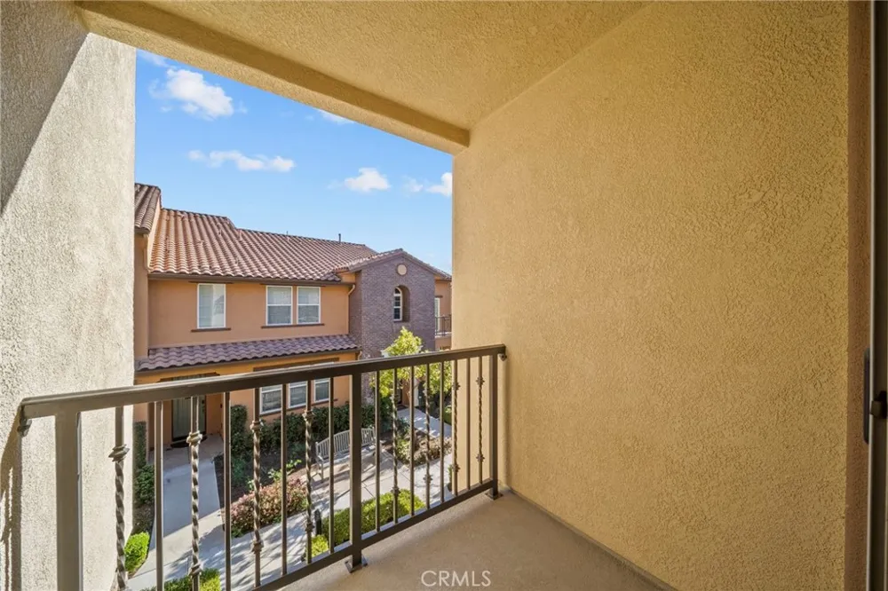 28472 Herrera Valencia, CA 91354