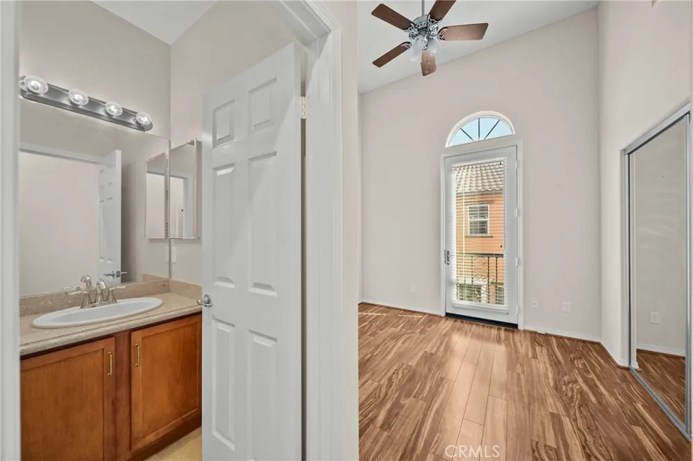 28472 Herrera Valencia, CA 91354