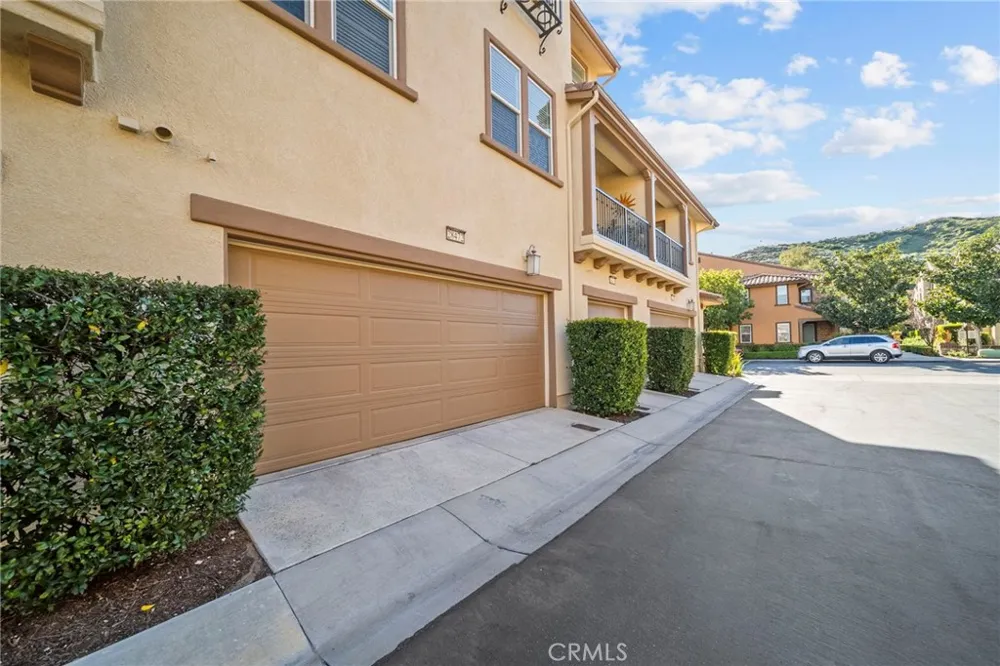 28472 Herrera Valencia, CA 91354
