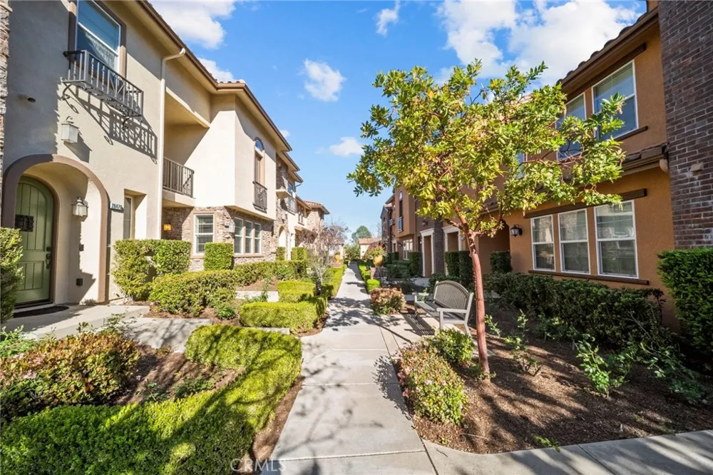 28472 Herrera Valencia, CA 91354