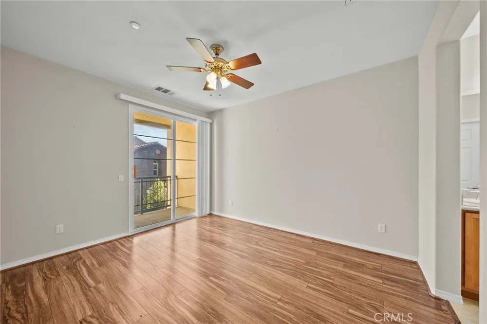 28472 Herrera Valencia, CA 91354