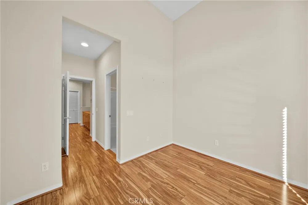 28472 Herrera Valencia, CA 91354