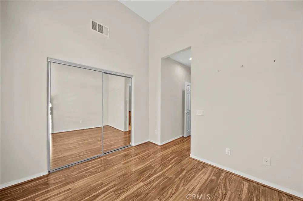 28472 Herrera Valencia, CA 91354