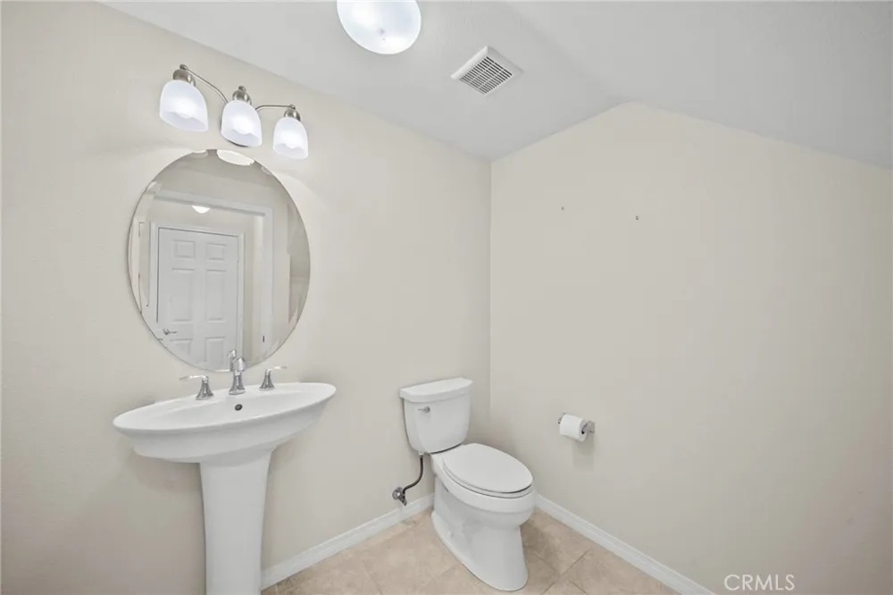 28472 Herrera Valencia, CA 91354