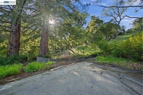 Silverwood Dr